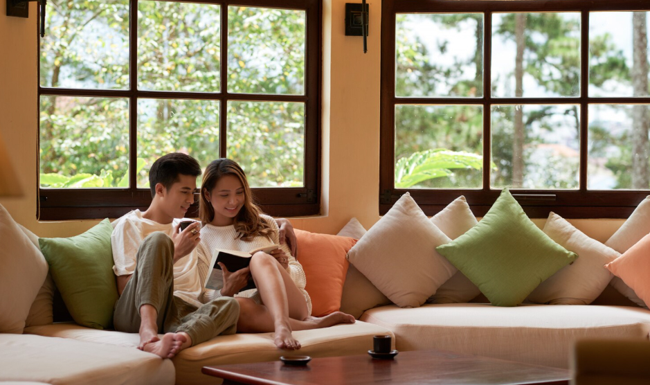 2026 Article 01 coupleoncolorfulsofa